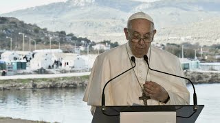 Devant des migrants de Lesbos, le pape François appelle à la fin du 