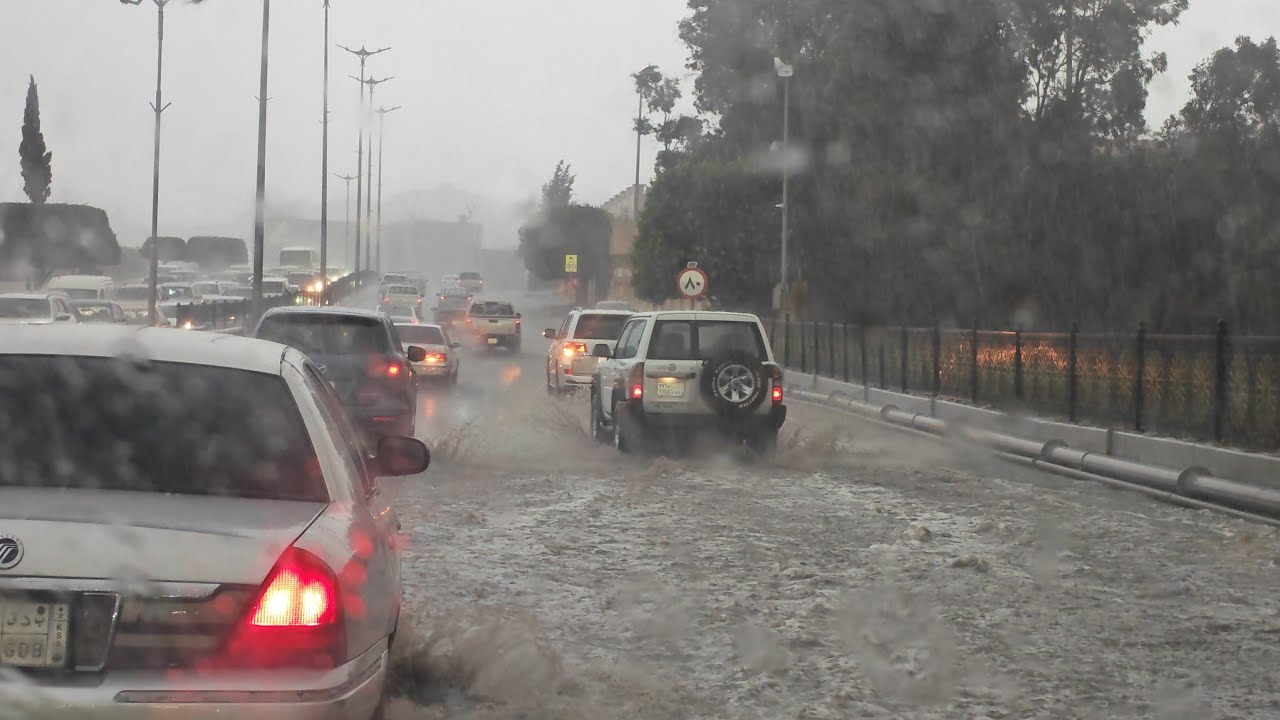 هٌنا #ابها أهلا بأمطار #الصيف  ⛈️ مٌطرنا بفضل الله ورحمته ⛈️🌨️  #saudiarabia #abha 
