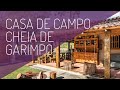 Casa de campo rústica com itens clássicos, muito garimpo, sala de jogos, fogão à lenha e balanços