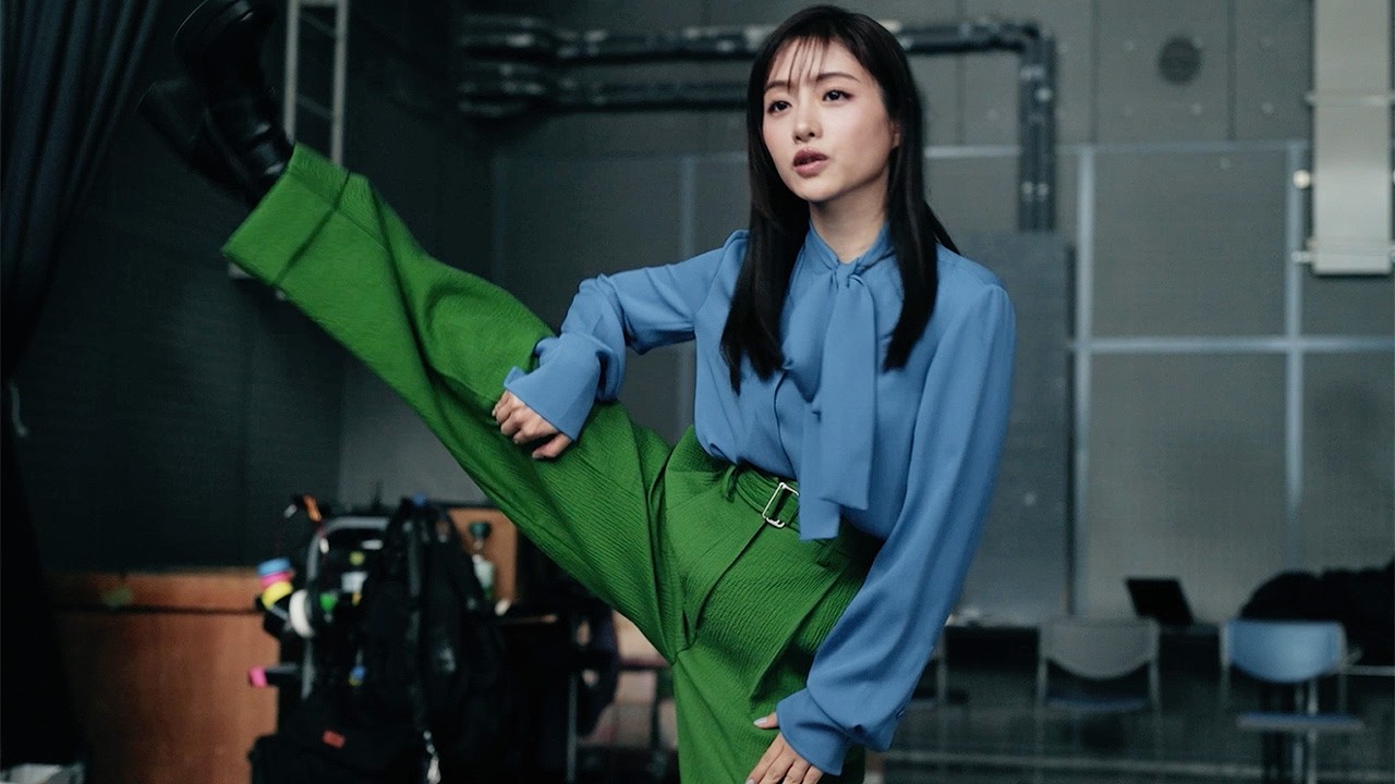 Satomi Ishihara performs a powerful sumo stomp – taught by a