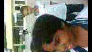 Mylla E Larissa Beijando A Estátua Da Nossa Escola