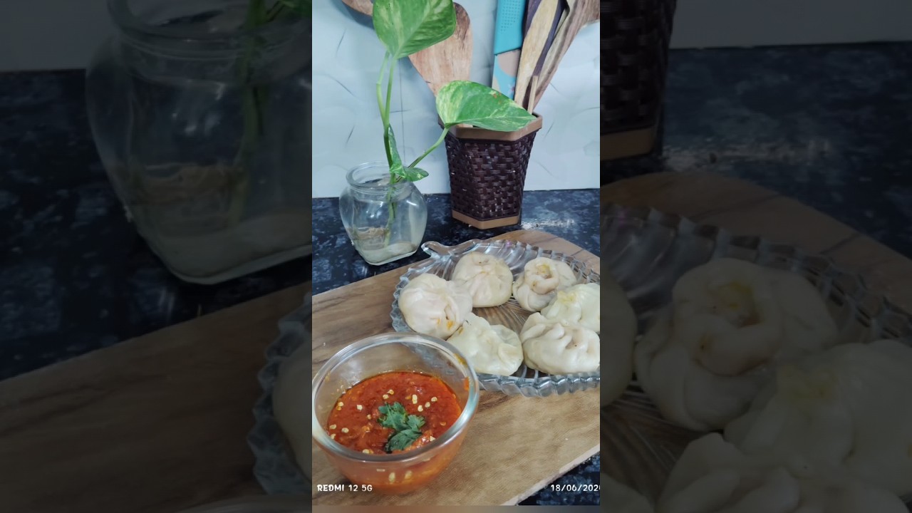 momos khana ha to spicy chutney 😋 