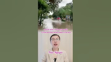 Người dân cưỡi ngựa trên tuyến đường ngập nặng ở Hà Nội