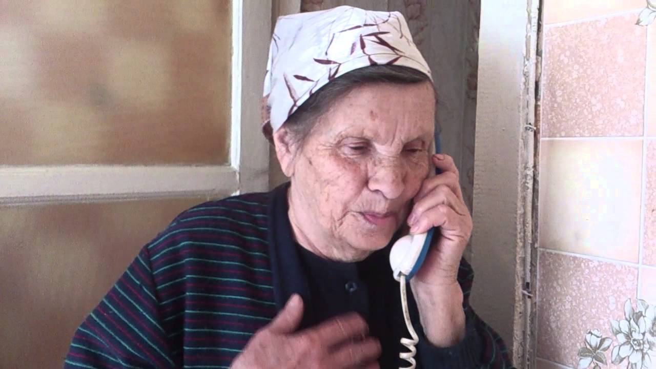 Тетет. Бабушаговорит по телефону. Бабушка с телефоном. Бабка разговаривает. Старушка разговаривает по телефону.