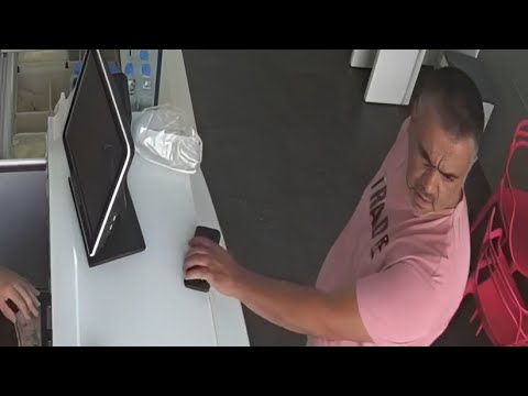 دخلت لشراء قرطاس بوظة وخرجت مصدوما بلا هاتفي شاهدوا بالفيديو لحظة السرقة الصادمة وهذا هو