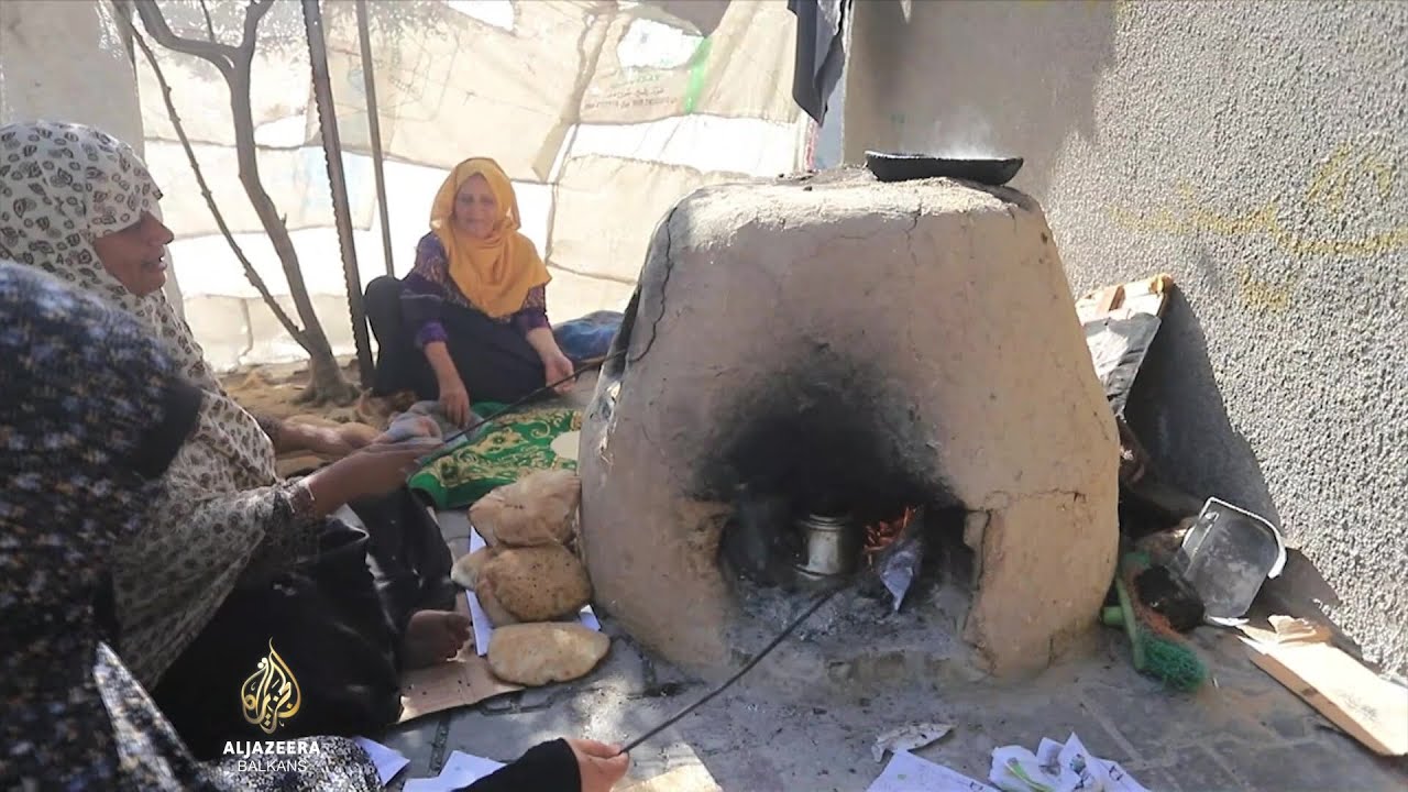 ينتشر الجوع في جميع أنحاء غزة، ويصطف الناس للحصول على الخبز ليلاً ونهاراً.