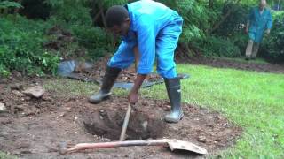 Laban Kaduma, installing a rope pump at the RWSN6 conference