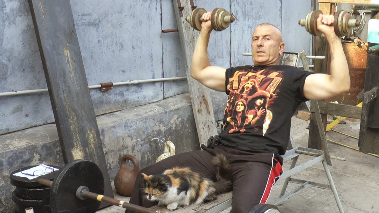 Как правильно держать руки при жиме гантелей