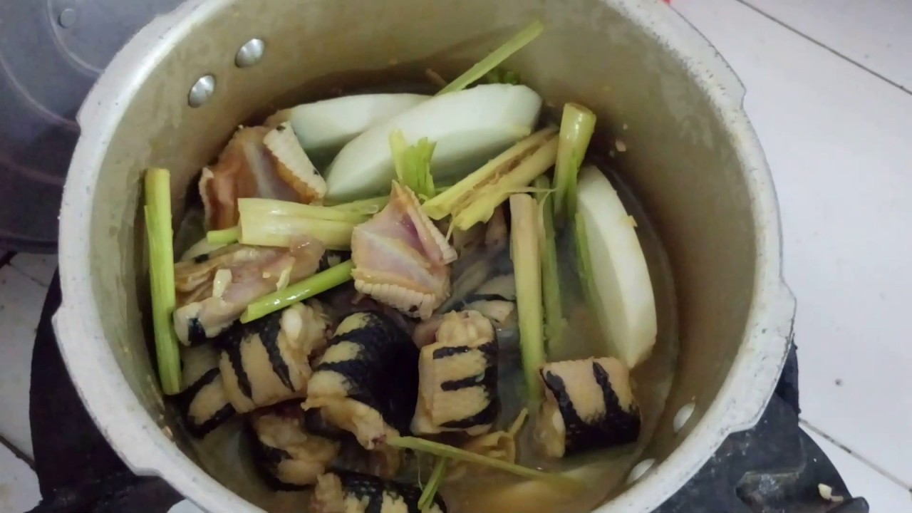 0226 RẮN HẦM SẢ NƯỚC DỪA với lòng xào ngó sen l How to Cook Snake - YouTube