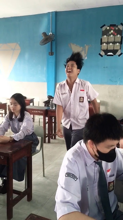 Kibas rambut depan cewe cewe disekolah bikinnn baperrrr!!!