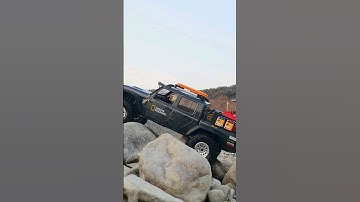 Axial scx10 iii jeep rubicon gladiator off-road driving in valley | winter extreme  off-road!