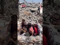 Soykırımcı İsrail'in yıktığı evlerinin enkazında çocukluklarını yaşamaya çalışıyorlar...📍Gazze