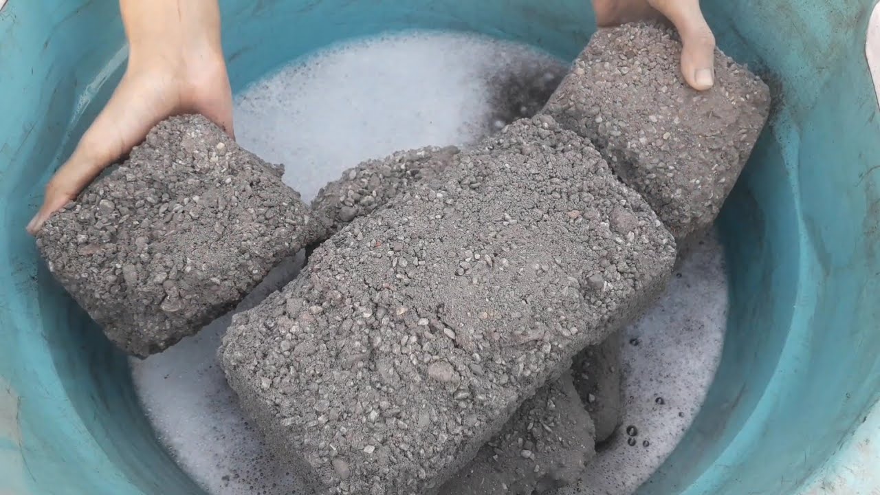 This new video💯🖤🔥black crunchy grainy bars crumbling in foamy water+dry tub asmr dusty video💦💦