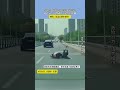小夥騎電動車走機動車道被私家車"假動作"晃失控摔倒，網友:這怎麽劃分責任？