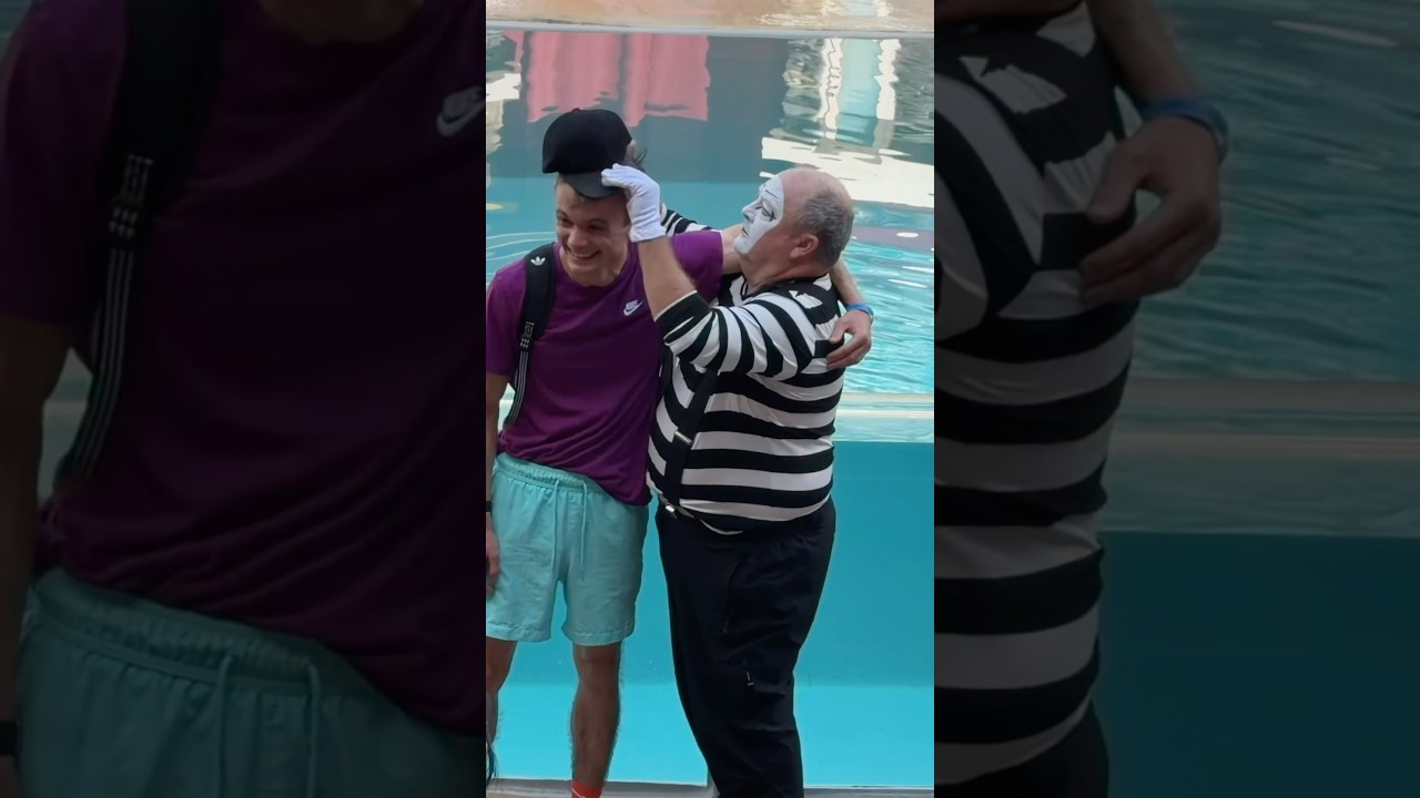 Hilarious end 😂 Tom the mime seaworld  