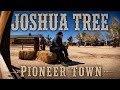 На мотоцикле в заброшенный город США на диком западе. Joshua Tree
