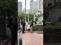 久々のデートで手を繋いで歩きたいパパ