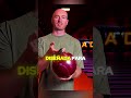 Esta bola de boliche se agarra diferente