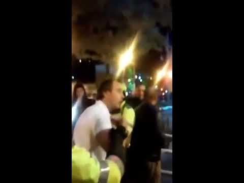Nicolás Gaviria (sobrino de César Gaviria) borracho pegándole a la Policía