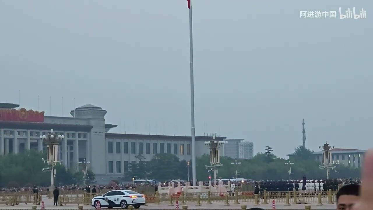 天安門震撼實拍：4月27日晚7點04分，國旗緩緩降落，現場畫面令人激昂！