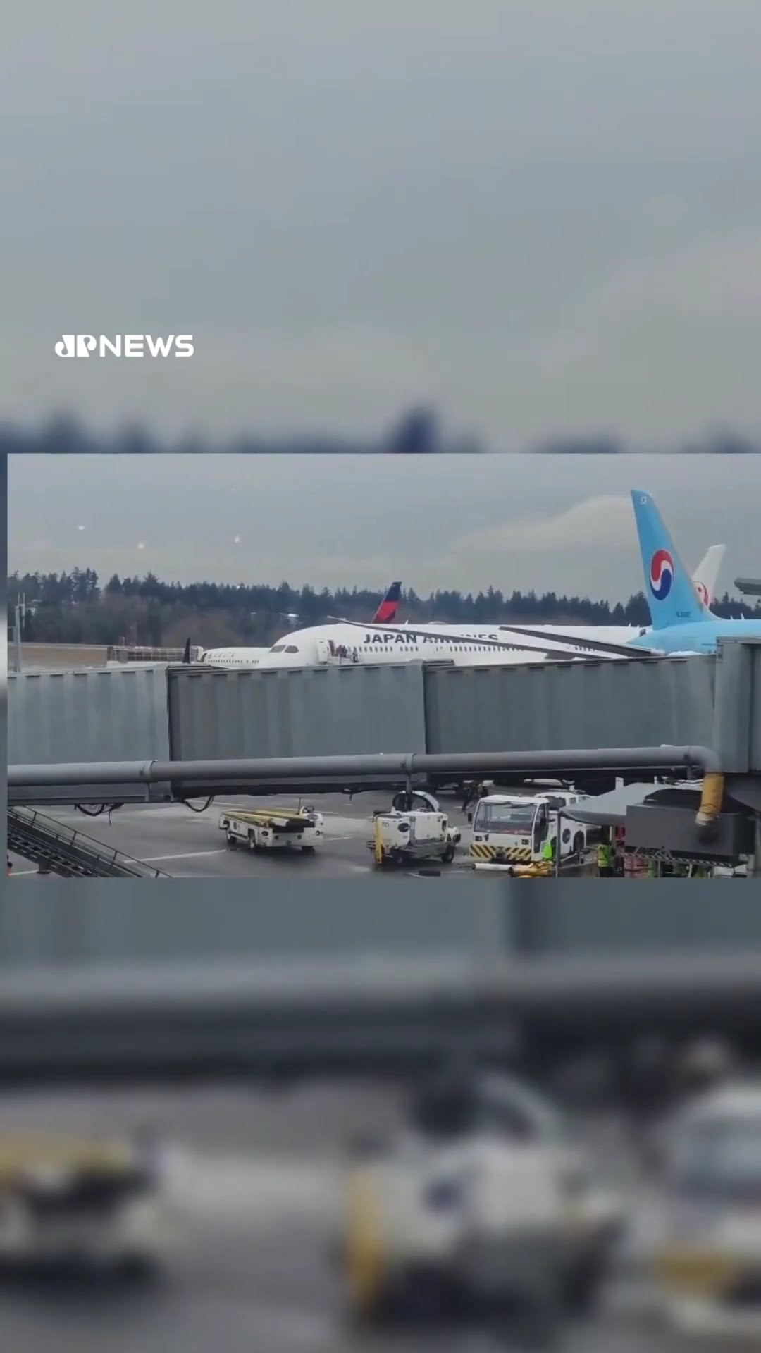 Aeronaves da Japan Airlines e da Delta colidem durante táxi no aeroporto de Seattle (EUA) #shorts