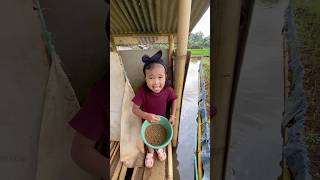 Neng Alda Kasih Makan Ikan Part196 #anakdesa #ikan #trendingshorts