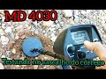 Detector de metais/detectando no cascalho em um córrego com MD4030