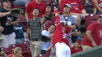 MIA@CIN: Suarez leans into stands to make catch