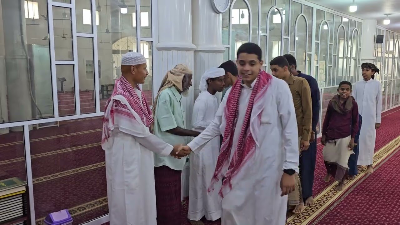 تهنئة الحضور بعد قراءة اخر صفحة من القرآن الكريم وختمه للحافظ/ عبدالعزيز أحمد دومان 