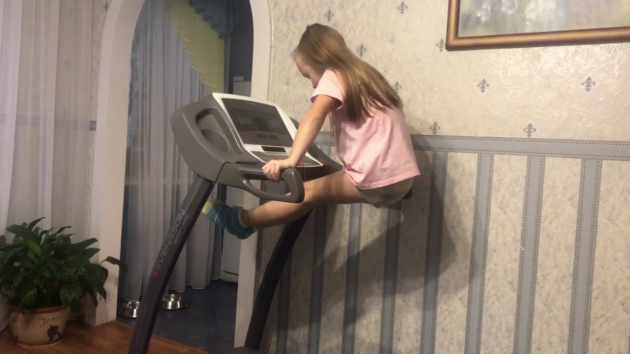 Девочка держит уголок 40 секунд - YouTube