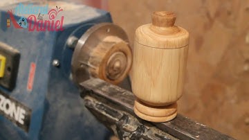 Woodturning lidbox on lathe without chuck, only face place.