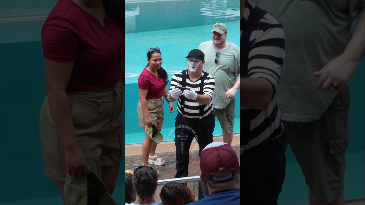Tom o mímico pegou o celular deste casal 📱😮😂🤣 #tomthemime #seaworldmime #seaworldorlando