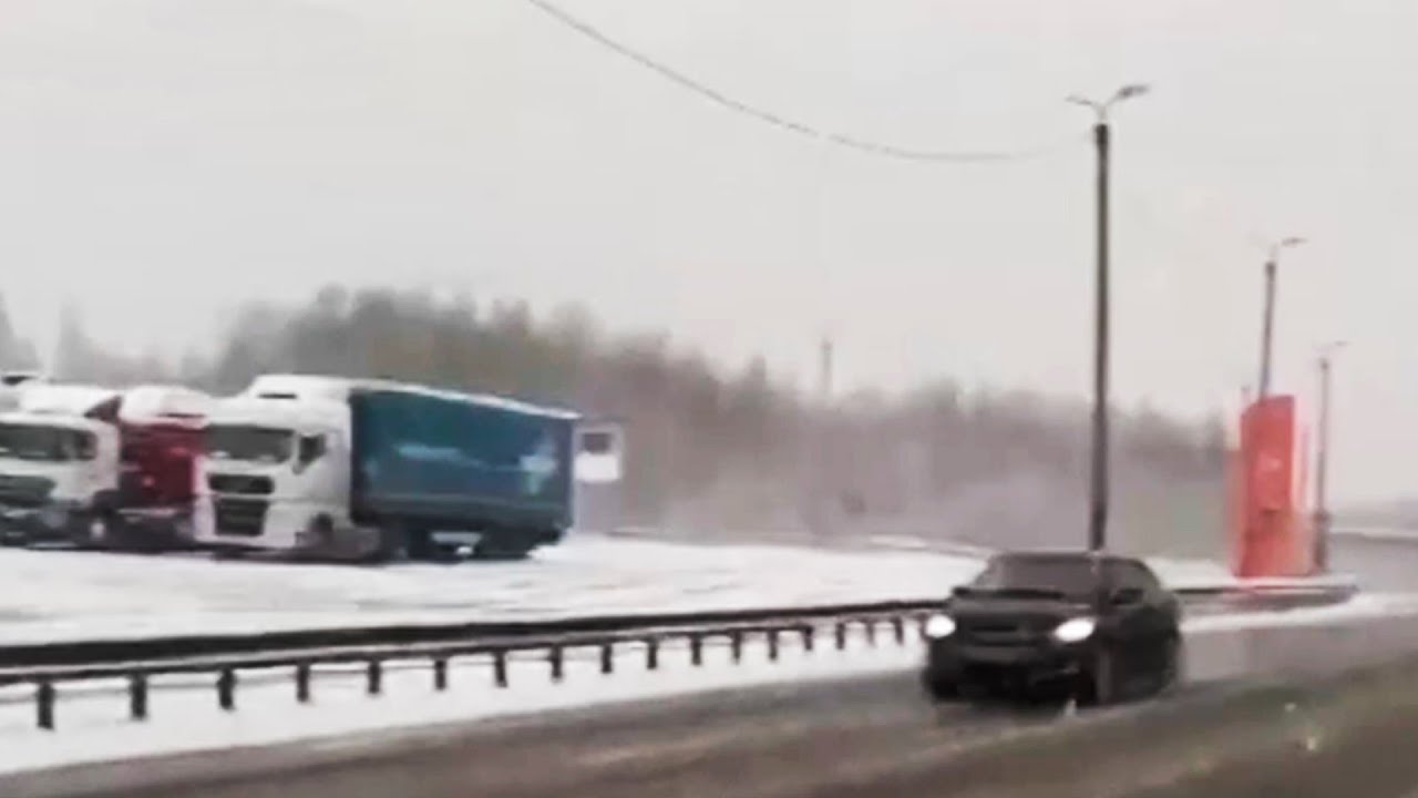 Зима вернулась в Челябинск. Снегопады замели трассы. Люди замерзают без отопления