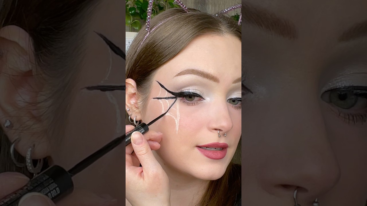 EASY SPIDER WEB MAKEUP HACK!!🕷️🕸️ #makeup #makeuptutorial #halloween #eyemakeup