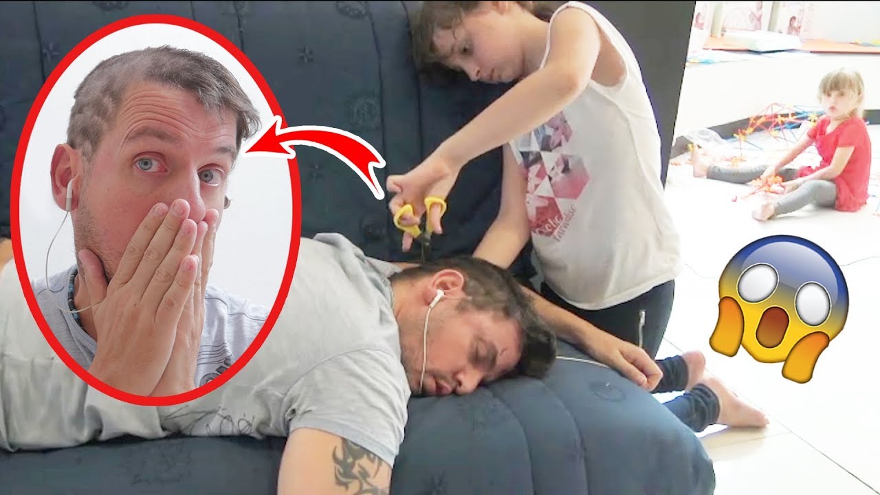 PRANK STORY • Je coupe les CHEVEUX de mon PÈRE pendant qu'il DORT - Studio Bubble Tea