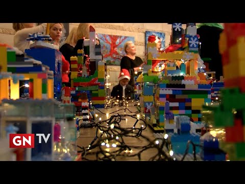 Panevėžio kultūros centre iš „Lego" konstruktorių pastatytas Kalėdų miestelis.