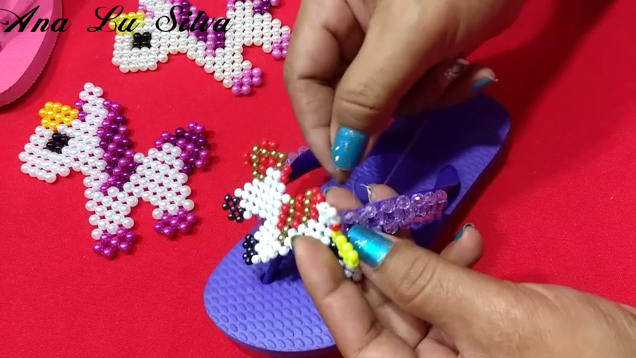 Costurando unicórnio no chinelo