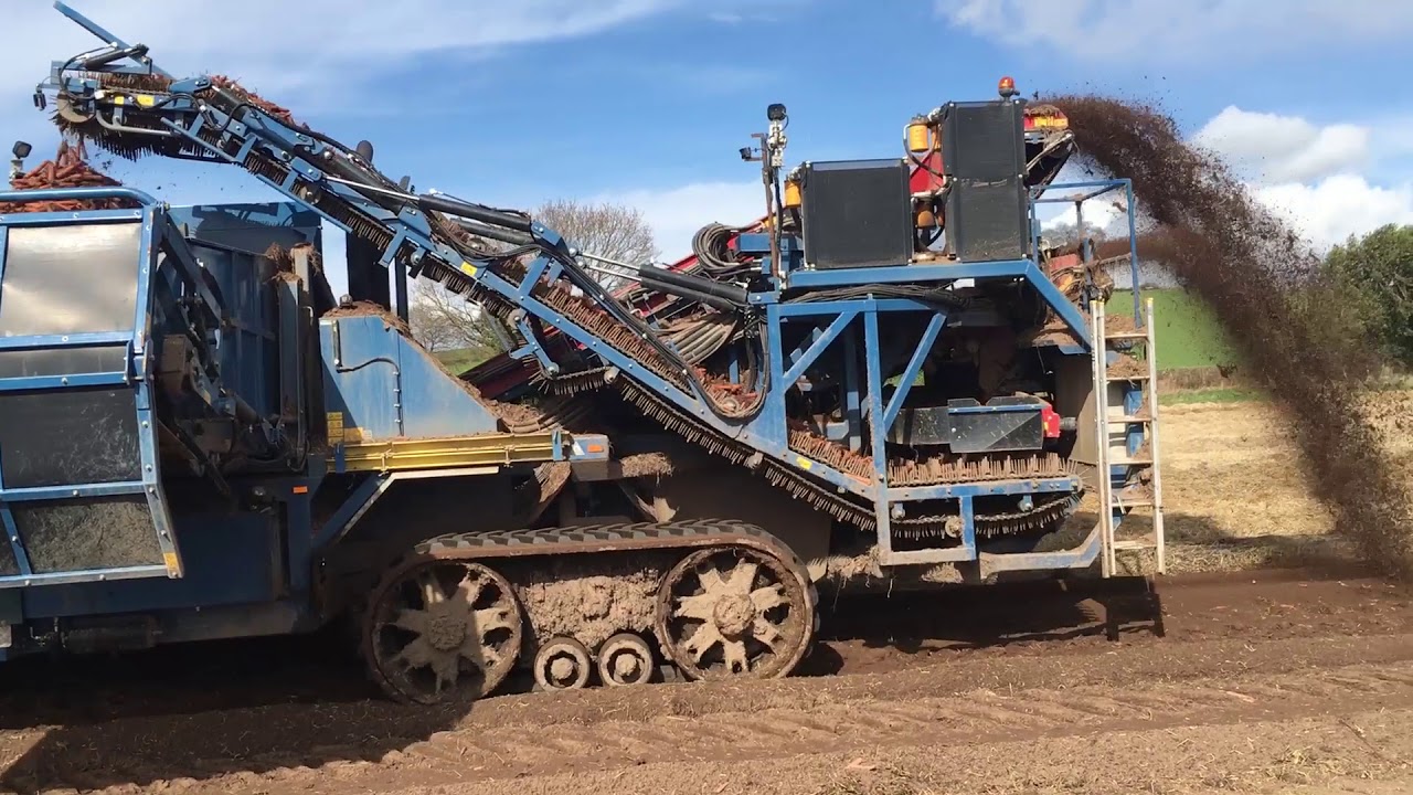ASA-LIFT Tracked sharelifting carrot harvester