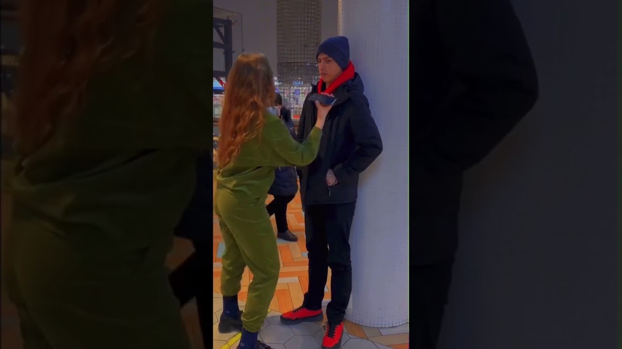 Раздвинула ноги в машине