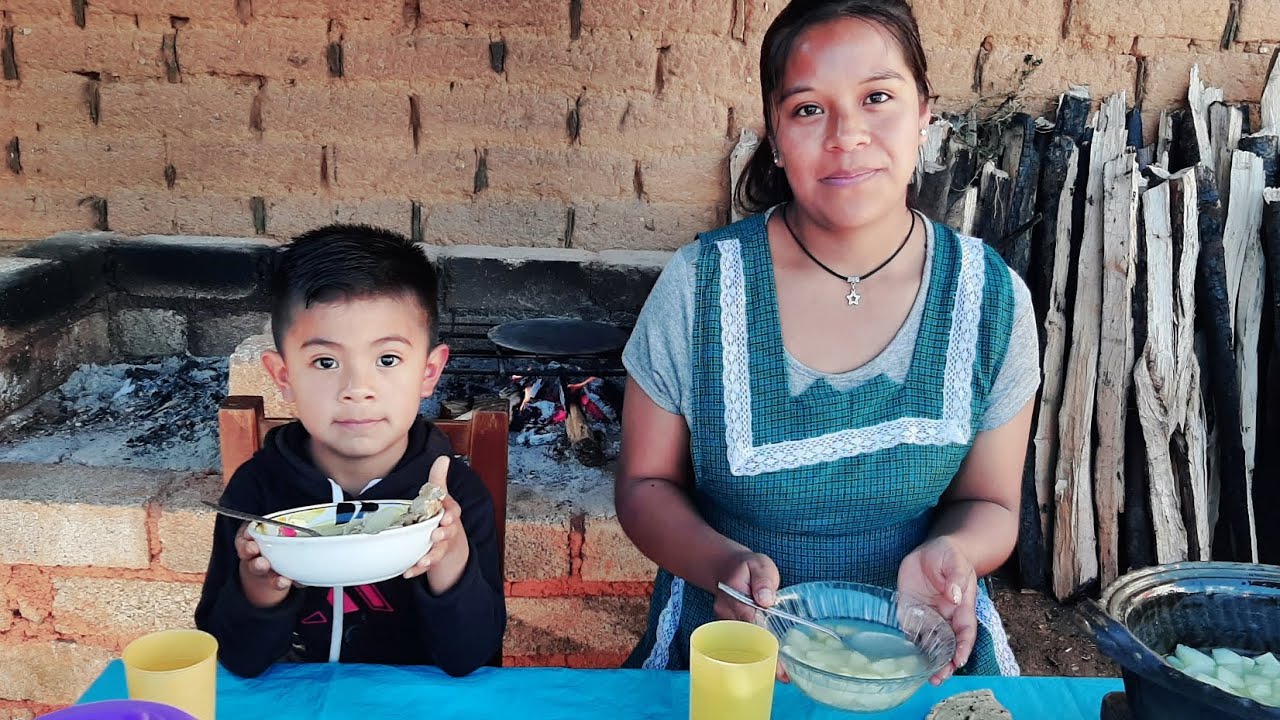 Disfrutando de un rico caldito de papá ranchero con mi hijo (Delicioso ...