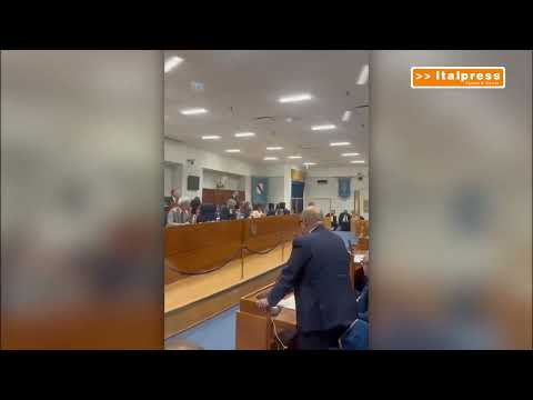 Video Campania, Sangiuliano consegna a Fico l'acqua del Fiume Sarno Bomba ecologica