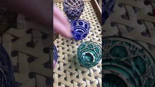 薩摩切子（薩摩びーどろ工房  薩摩切子馬上杯、フリーカップなどを並べて撮影しました。天然光で撮影していますので見たままの色合いです。）