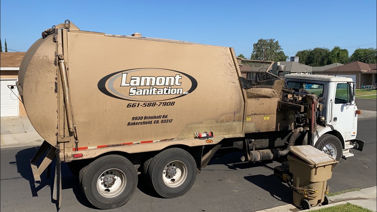 Autocar Bridgeport Side Load Garbage Truck