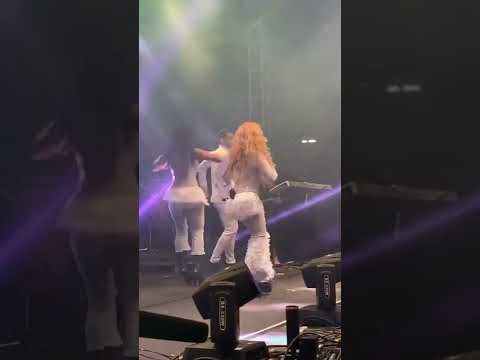 Joelma canta Esperando