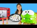 Om Nom ile yemek yapma oyunları! Om Nom pasta yapıyor ve fazla şeker yiyor! Çocuk videoları