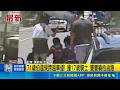 高雄街頭車禍！71歲翁違規跨越車道撞飛17歲騎士 兩人重摔躺地受傷送醫｜三立新聞LIVE