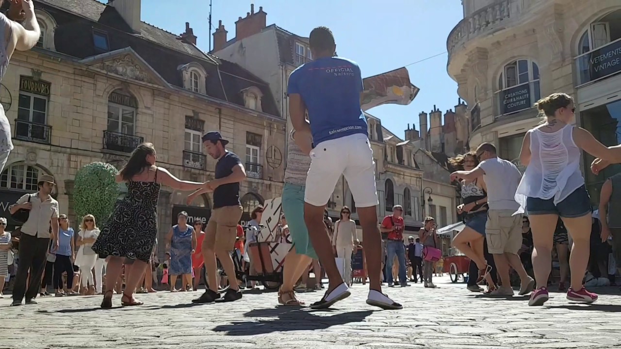 Animation de SALSA EMOCION à Dijon place F. Rude