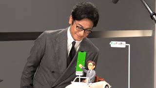 片岡愛之助、そっくりミニチュア“愛之助くん”に興味津々！　“最近あった怖い思い”も明かす「西遊記のセリフを寝ずに覚えた」