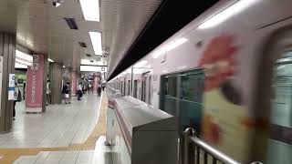 京王9000系9781F サンリオラッピング 新宿駅発車