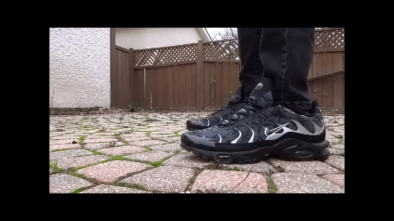 black air max plus on feet